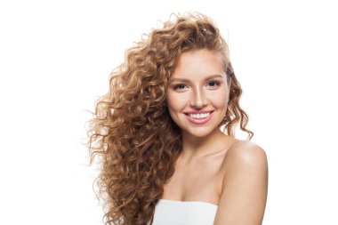 Heyecanlı kadın yüzü. Sağlıklı cilt, uzun saç ve beyaz arka planda makyajı olan genç bir model.