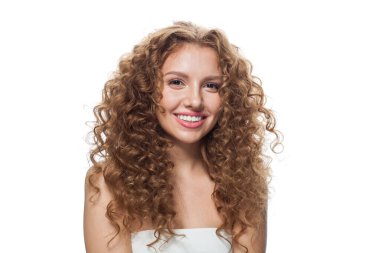 Doğal makyajlı güzel bir kadın, temiz bir ten ve beyaz arka planda dalgalı bir saç stili.