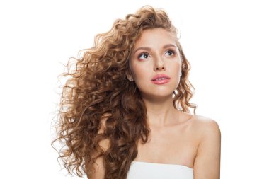 Doğal makyajlı, temiz ciltli ve beyaz arka planda dalgalı saç stili olan hoş bir genç kadın.