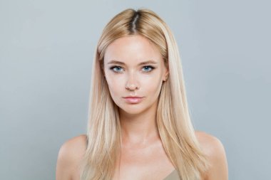 Taze, pürüzsüz ciltli zarif sarışın bayan ve beyaz arka planda uzun düz saç stili.