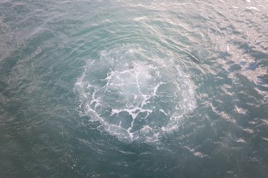 Su altı borularından kaynaklanan kirli atık su, çevre kirliliği