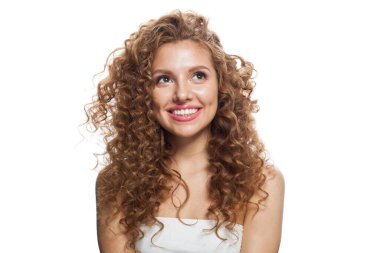 Temiz tenli, kıvırcık saçlı ve doğal makyajlı güzel saçlı bir kadın. Beyaz arkaplanda kadın modeli