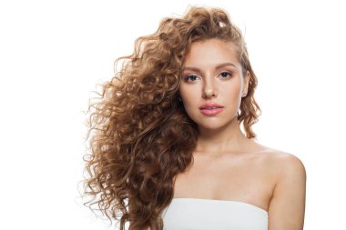 Genç kadın yüzü. Sağlıklı cilt, uzun saç ve beyaz arka planda makyajı olan genç bir model.