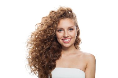 Dost canlısı kadın yüzü. Sağlıklı cilt, uzun saç ve beyaz arka planda makyajı olan genç bir model.