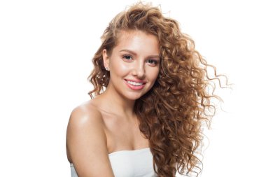 İzole kadın yüzü. Sağlıklı cilt, uzun saç ve beyaz arka planda makyajı olan genç bir model.