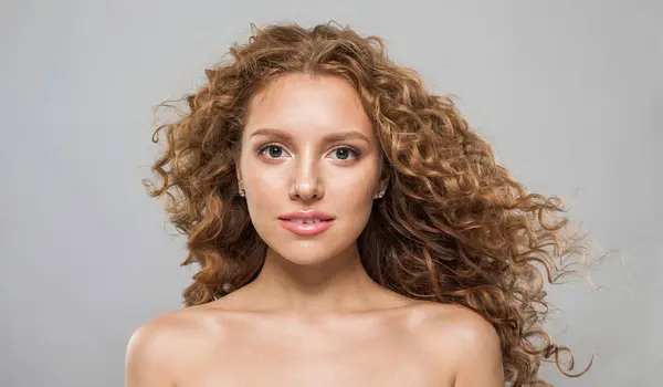 Vrolijke Jonge Vrouw Met Natuurlijke Make Heldere Frisse Huid Golvend — Stockfoto