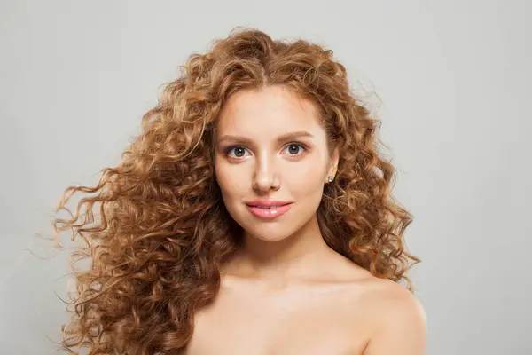 Чудове Обличчя Жінки Молода Модель Здоровою Шкірою Довгим Волоссям Макіяжем — стокове фото