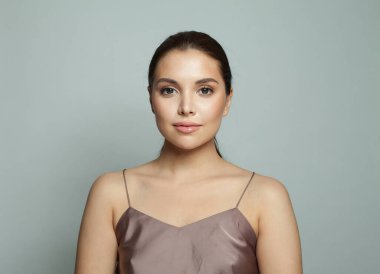 Doğal makyajlı, sağlıklı ciltli zarif bir kadın. Kadın güzelliği, kozmetoloji ve cilt bakımı