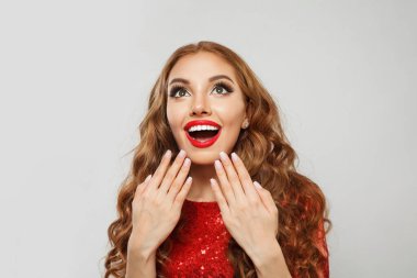 Moda makyajlı, sağlıklı ciltli ve uzun saçlı, sürpriz model bir kadın. Kadın güzelliği, kozmetoloji ve cilt bakımı