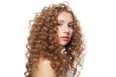 Güzel kadın yüzü. Sağlıklı cilt, uzun saç ve beyaz arka planda makyajı olan genç bir model.