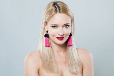 Ünlü sarışın model kadın portresi. Yüz bakımı, kozmetoloji, cilt bakımı konsepti