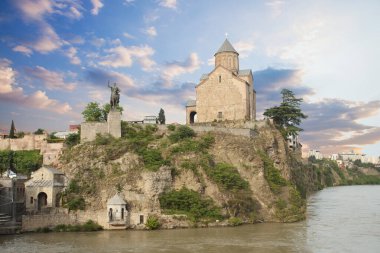 Tiflis 'te nehir kıyısındaki dağda Metekhi' nin Bakire Meryem Varsayımı Kilisesi.