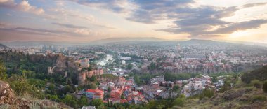 Güzel bir manzara, Tiflis 'in panoramik manzarası muhteşem mavi gökyüzünün arka planında bulutlarla
