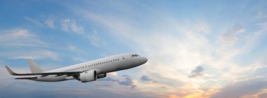 Güneş ve bulutla gün batımında uçan yolcu uçağı