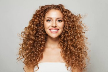 Doğal makyajlı, sağlıklı ciltli ve uzun saçlı çekici bir kadın. Kadın güzelliği, kozmetoloji ve cilt bakımı