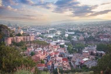 Eski şehir Tiflis 'in manzarası muhteşem mavi gökyüzünün arka planında bulutlarla
