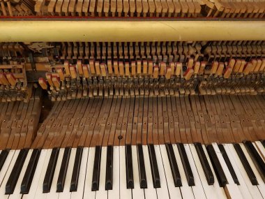 Klasik dik piyano tuşları ve mekanizması.