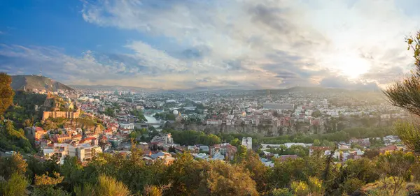 Güzel bulutlu gökyüzünün arka planında eski Tiflis manzarası
