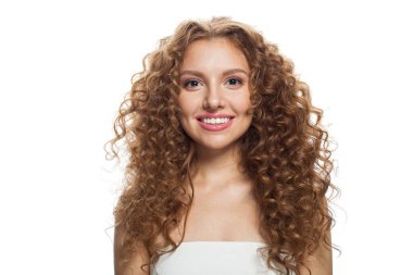 Güzel kadın yüzü. Sağlıklı cilt, uzun saç ve beyaz arka planda makyajı olan genç bir model.