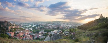 Görkemli mavi gökyüzünün arka planında bulutlu eski Tiflis manzarası
