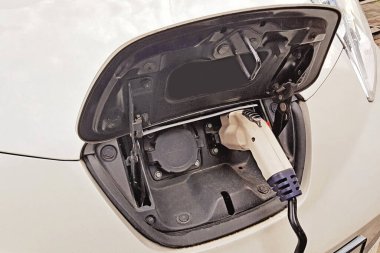 Elektrikli araba şarjı kapanıyor.