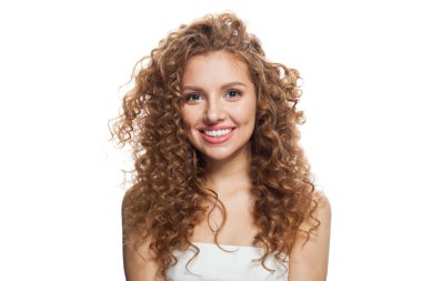 Güzel kadın yüzü. Sağlıklı cilt, uzun saç ve beyaz arka planda makyajı olan genç bir model.