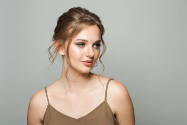 Doğal makyajlı, sağlıklı ciltli, güzel saç stili, moda stüdyosu portresi olan kadın model.