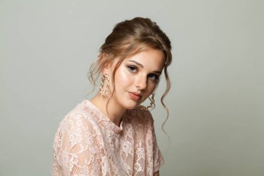 Doğal makyajı, sağlıklı cildi, güzel saç stili, moda stüdyosu portresi olan çok şık bir kadın.