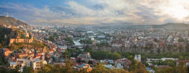 Güzel bulutlu gökyüzünün arka planında yaşlı Tiflis 'in manzarası