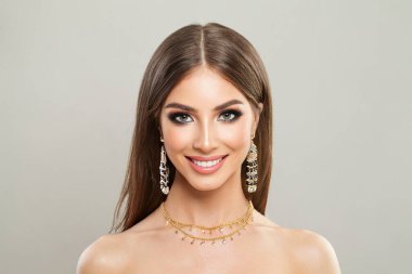 Doğal makyajlı, sağlıklı ciltli ve uzun saçlı sevimli bir kadın. Kadın güzelliği, kozmetoloji ve cilt bakımı