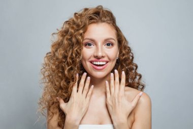 Şaşırdım. Temiz tenli, kıvırcık saçlı ve doğal makyajlı güzel bir kadın. Beyaz arkaplanda kadın modeli