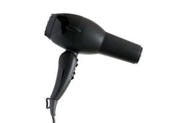 Kuaför aletleri. Beyaz arka planda saç kurutma makinesi.. 