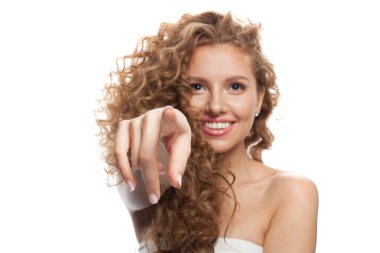 İzole edilmiş kadın kamerayı beyaz arka planda fotokopi aletiyle işaret ediyor.