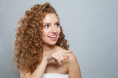 Fotokopi alanı olan beyaz arkaplanı gösteren genç bir kadın model.