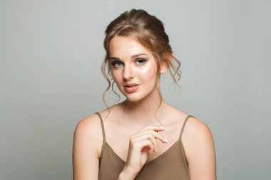 Pembe dantel bluz giyen sevimli, sevimli bir kadın. Makyajlı, updo saçlı, güzel saçlı bir manken.