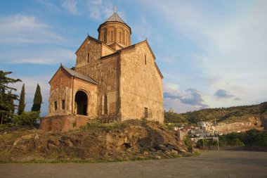 Tiflis 'teki Metekhi Bakire Meryem Varsayımı Kilisesi.