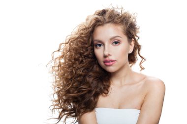 Doğal makyajlı, temiz ciltli ve beyaz arka planda dalgalı saç stili olan hoş bir genç kadın.