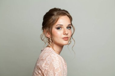 Saç stili ve makyajlı, çok güzel bir kadın. Genç kadın model portresi
