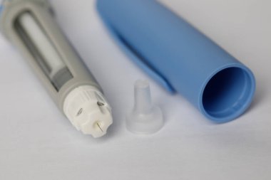 Şeker hastaları için insülin enjeksiyon kalemi veya insülin kartuş kalemi. Beyaz arka planda şeker hastası ebeveynler için tıbbi ekipman