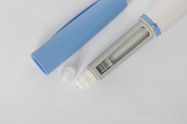 Kendi kendine enjeksiyon makrosu. Mavi enjeksiyon kalemi üst görüntüyü kapatın. İlaç ve tedavi kavramı