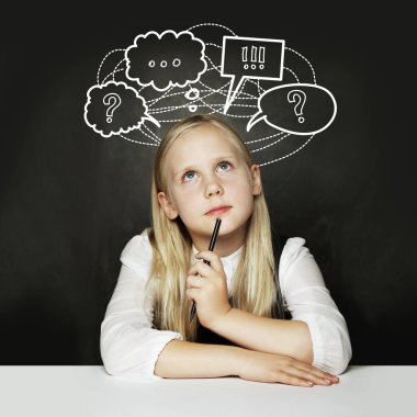 Okulun karatahta arkaplan resmine karşı liseli bir çocuk düşünüyorum.