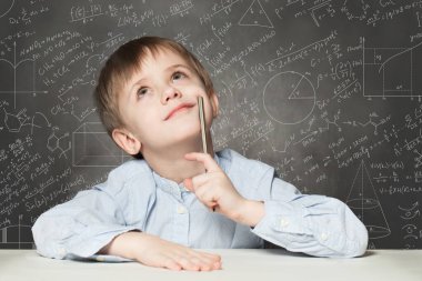 Okul karatahtası arkaplan resmine karşı zeki bir öğrenci. Okul konseptine dönelim.