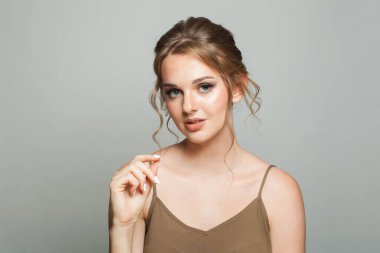 Yeşil bluz giyen çok güzel bir kadın. Makyajlı, updo saçlı, güzel saçlı bir manken.