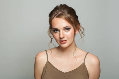 Sağlıklı ciltli, doğal makyajlı, güzel saç stili, moda stüdyosu portresi olan çekici bir kadın model.