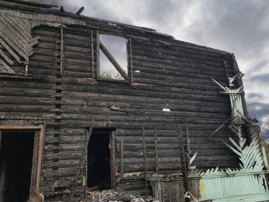 Açık havada yanmış bir ev. Yangın Hasarı
