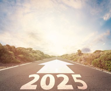 2025 hedefi boş yoldaki okla belirlendi. Yeni yıla giriyoruz, 2025 numaralı otoyolda..