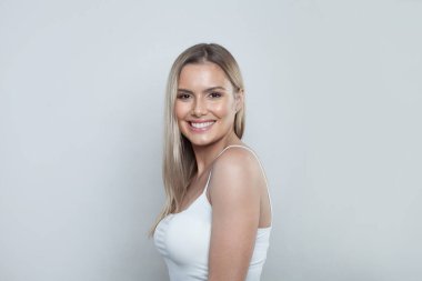 Doğal görünümlü güzel bir kadının portresi.