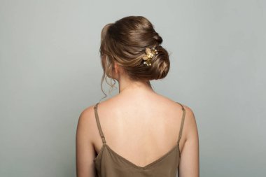 Saç stili. Kahverengi saçlı kadının arka görünüşü. Kuaför ve Kuaför Salonu