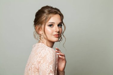 Pembe dantelli bluz giyen güzel bir kadın. Makyajlı, updo saçlı, güzel saçlı bir manken.