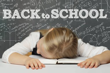 Sınıftaki yorgun kız öğrenci beyaza karşı okula geri dönüyor tahtaya yazı yazılıyor.